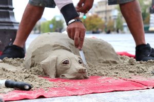 Het maken van zandsculpturen